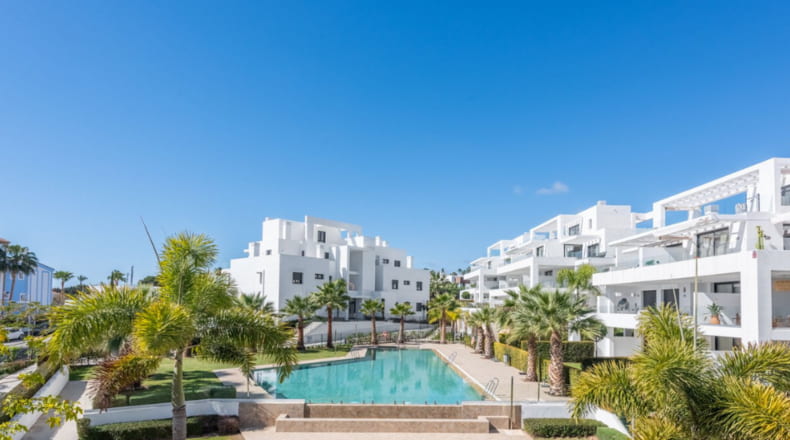 Ático moderno y luminoso con vistas a la piscina y jardines